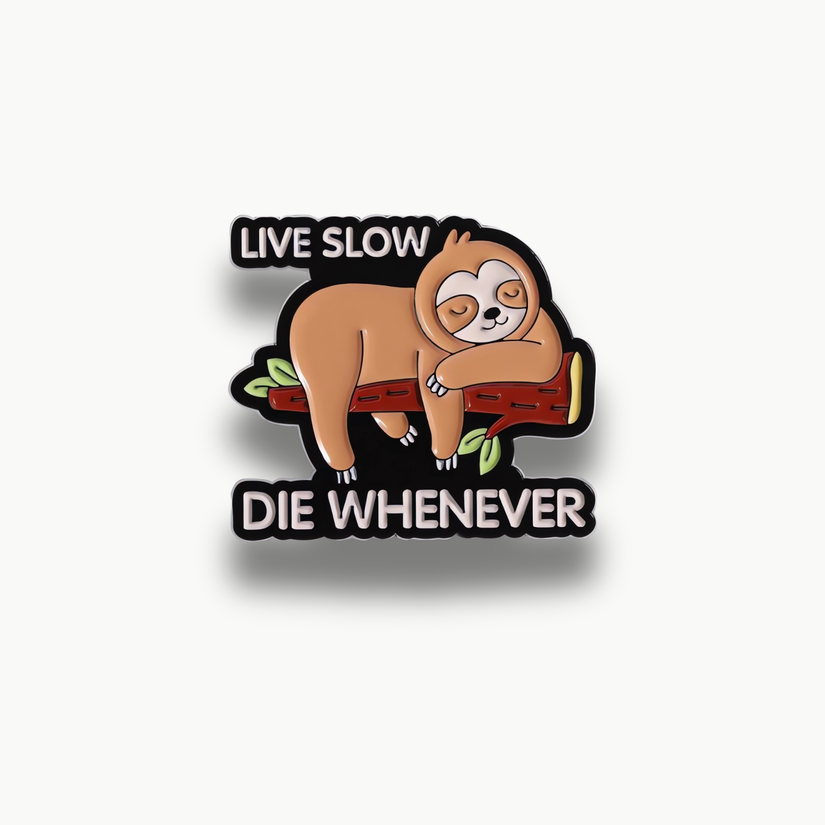Smaltovaná brošňa s hnedým spiacim leňochom na konári a nápismi "Live Slow Die Whenever".